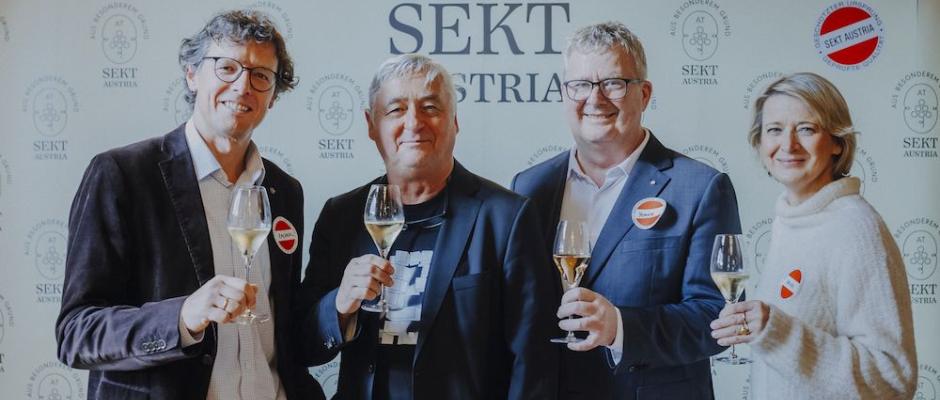 Mag. Benedikt Zacherl, Vorstand Sektkellerei Schlumberger und Vorsitzender des Österreichischen Sektkomitees; Andreas Vitasek, Kabarettist und frisch gekürter Sekt-Austria-Botschafter; Chris Yorke, Geschäftsführer Österreich Wein Marketing; Dagmar Gross, Geschäftsführerin Österreichisches Sektkomitee bei der PK zum Tag des Sekts (v. l.)