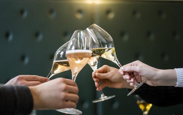 Gemeinsam das feine Prickeln im Glas feiern, dazu laden viele österreichische Sekthersteller von 18. bis 25. Oktober ein.